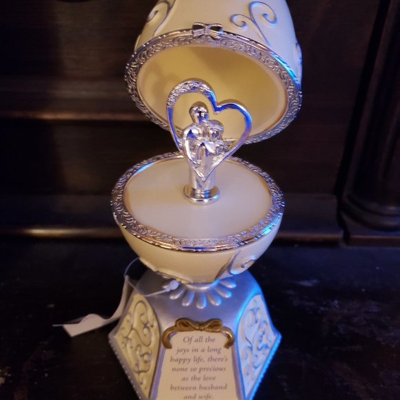 Porcellan Egg Anniversary Music Box - Picture 5 of 6